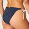 Braguita de bikini atrevida con lazo lateral