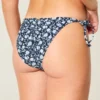 Braguita de bikini atrevida con ribete de estilo croché y lazo lateral