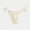 Braguita de bikini atrevida con ribete de estilo croché y lazo lateral