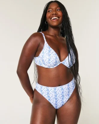 Braguita de bikini atrevida de talle alto y corte curvilíneo con costuras acanaladas.