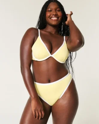 Braguita de bikini atrevida de talle alto y corte curvilíneo con costuras acanaladas.