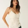 Camiseta babydoll con cuello halter y estilo bordado fácil
