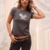 Camiseta con estampado de mariposa que se adapta fácilmente al cuerpo