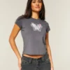 Camiseta con estampado de mariposa que se adapta fácilmente al cuerpo