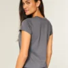Camiseta con estampado de mariposa que se adapta fácilmente al cuerpo