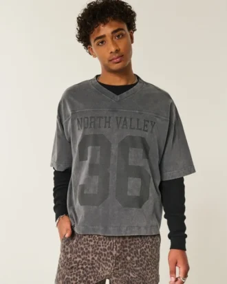 Camiseta de fútbol americano con estampado gráfico, oversize y corte corto.