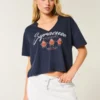 Camiseta gráfica con cuello en V de la Universidad de Siracusa