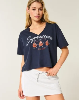 Camiseta gráfica con cuello en V de la Universidad de Siracusa