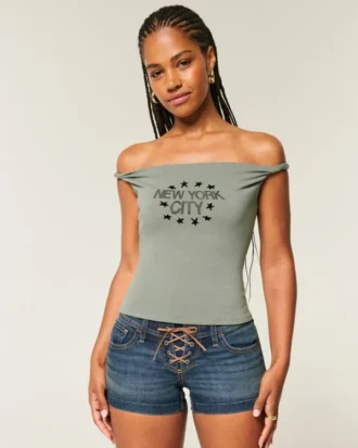 Camiseta gráfica con hombros descubiertos y estampado de Nueva York