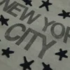 Camiseta gráfica con hombros descubiertos y estampado de Nueva York