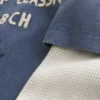 Camiseta gráfica de manga larga con logo de surf en capas