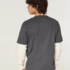 Camiseta gráfica de manga larga con logo en capas