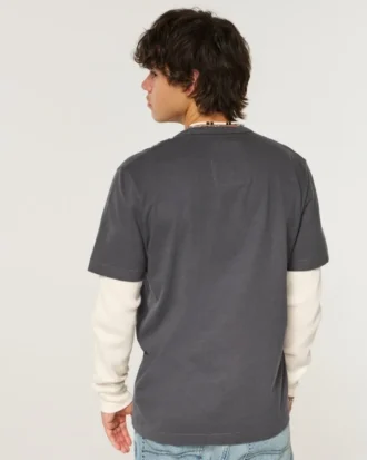 Camiseta gráfica de manga larga con logo en capas