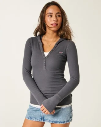 Camiseta Henley de manga larga con capucha