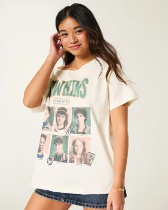 Camiseta oversize con estampado Stranger Things y hombros descubiertos