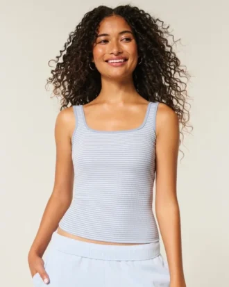 Camiseta sin costuras con cuello cuadrado y tejido acanalado