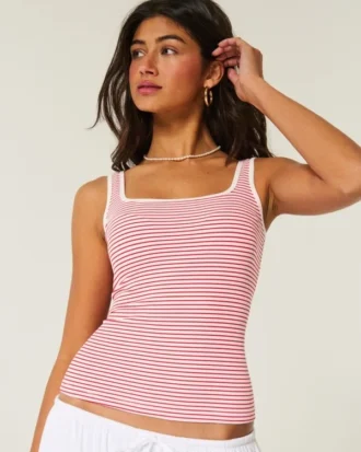 Camiseta sin costuras con cuello cuadrado y tejido acanalado