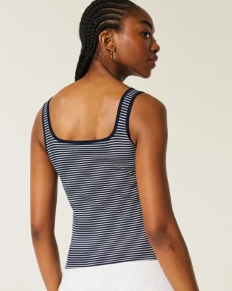 Camiseta sin costuras con cuello cuadrado y tejido acanalado