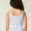 Camiseta sin costuras con cuello cuadrado y tejido acanalado
