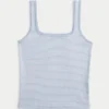 Camiseta sin costuras con cuello cuadrado y tejido acanalado