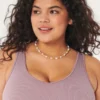 Camiseta sin costuras con cuello en V y tejido acanalado