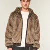 Chaqueta con capucha de piel sintética