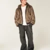 Chaqueta con capucha de piel sintética