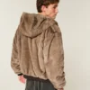 Chaqueta con capucha de piel sintética