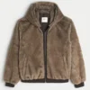 Chaqueta con capucha de piel sintética