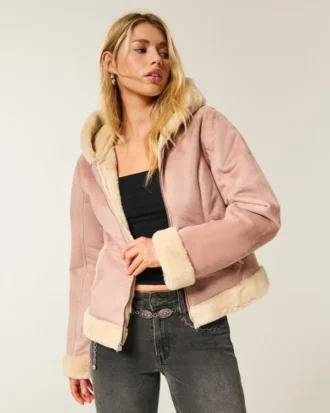 Chaqueta con capucha de piel sintética forrada de piel sintética