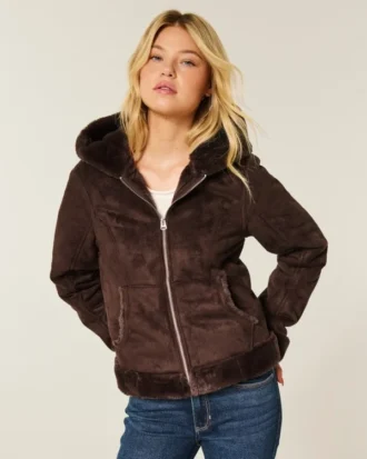 Chaqueta con capucha de piel sintética forrada de piel sintética