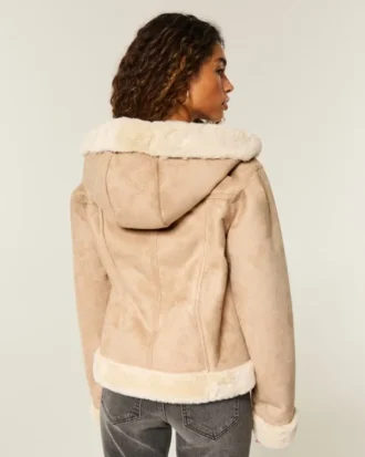 Chaqueta con capucha de piel sintética forrada de piel sintética