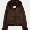 Chaqueta con capucha de piel sintética forrada de piel sintética