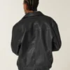 Chaqueta con cremallera de cuero vegano