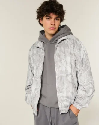 Chaqueta cortavientos con cremallera y estampado de camuflaje