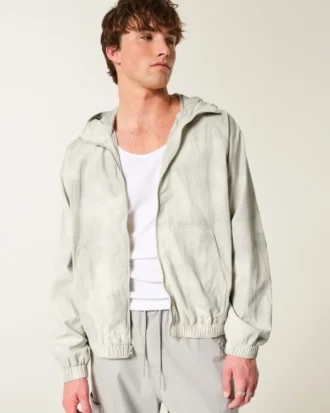Chaqueta cortavientos con cremallera y estampado de camuflaje