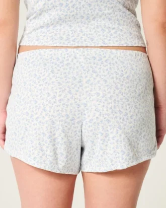 Cómodos pantalones cortos con lazo de punto calado