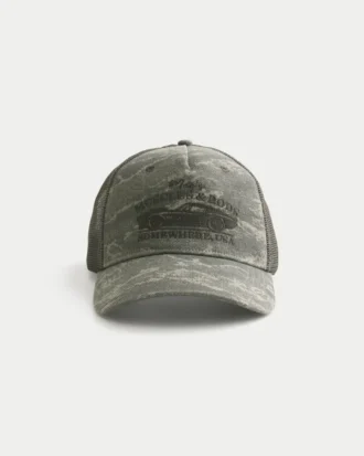 Gorra trucker con estampado de camuflaje y gráfico de Mac’s Muscles & Rods