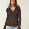 Jersey de punto trenzado con capucha y ribete de piel sintética