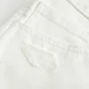 Mini shorts vaqueros blancos desgastados de talle bajo