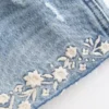 Mini shorts vaqueros bordados de talle ultra bajo