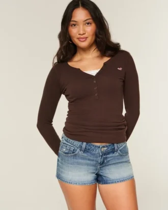 Mini shorts vaqueros de talle ultra bajo, lavado medio y bordados florales