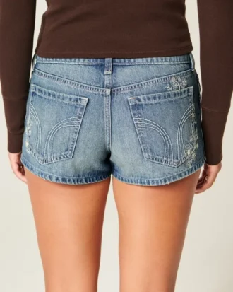 Mini shorts vaqueros de talle ultra bajo, lavado medio y bordados florales