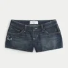 Mini shorts vaqueros de talle ultra bajo, lavado oscuro y bordado de mariposa