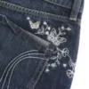 Mini shorts vaqueros de talle ultra bajo, lavado oscuro y bordado de mariposa