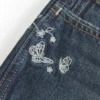 Mini shorts vaqueros de talle ultra bajo, lavado oscuro y bordado de mariposa