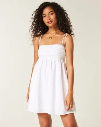 Mini vestido babydoll con tirantes anudados