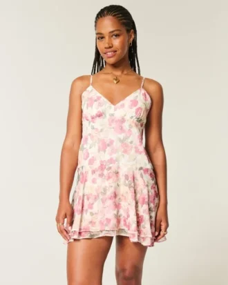 Mini vestido con dobladillo asimétrico