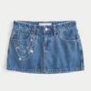 Minifalda pantalón vaquera bordada con cadena y lavado medio