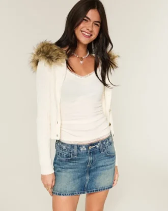 Minifalda pantalón vaquera bordada de talle bajo